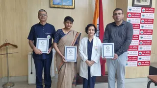 बोन ट्यूमर की सर्जरी करने वाली टीम के साथ एम्स की कार्यकारी निदेशक प्रो. मीनू सिंह(बायें से तीसरी)। फोटो- साभार- ऋषिकेश एम्स