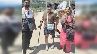 एक पैर से अमरनाथ यात्रा कर रहीं नेहा भट, साथी यात्री हुए उनके हौसले के कायल।