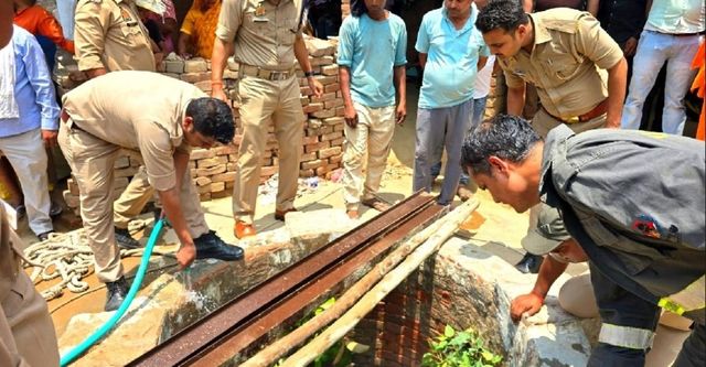 60 फीट गहरे कुएं में गिरा युवक, 5 मिनट में रेस्क्यू टीम पहुंची, फिर लोग करने लगे प्रार्थना
