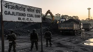 बीसीसीएल के डंप से कोयले की डकैती। (एआइ फोटो)