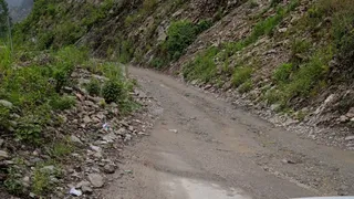बैंड के पास से घाट तक पहाड़ पर अटके पत्थर नहीं हट सके हैं। जागरण