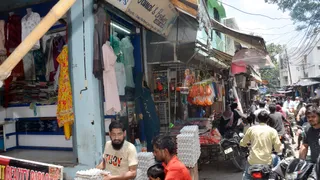 सरायतरीन के गंज बाजार में इसी भूमि पर की गई हेराफेरी, अब बनी है मार्केट। जागरण