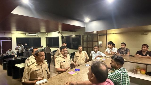 धनबाद में पुलिस का एक्शन: रात भर शहर के सभी बीयर बारों पर छापा, वाहनों की हुई जांच
