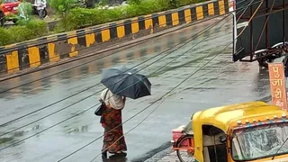 एटा में शनिवार दोपहर बाद हुई बारिश से गीली सड़कें।