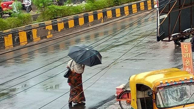 Etah Weather: दोपहर तक उमस ने छुड़ाया पसीना, बाद में झमाझम बारिश से राहत; तापमान लुढ़का
