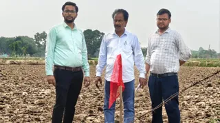5.61 लाख के केसीसी बकाया पर किसान के खेत की कुर्की।