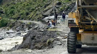 डबरानी क्षेत्र में भागीरथी नदी के उफान पर बहने से कटाव की जद में गंगोत्री हाईवे। जागरण