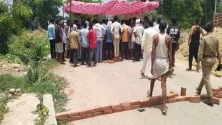 प्रयागराज के उतरांव में बालिका की मौत से आक्रोशित ग्रामीणों ने मार्ग अवरुद्ध किया। जागरण