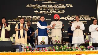 ऋषिकेश के आइडीपीएल मैदान में आयोजित ‘सेवा, सुशासन एवं समर्पण: जन-जन की सरकार, जन-जन के द्वार’ सेवा पखवाड़ा कार्यक्रम में योजनाओं का लोकार्पण और शिलान्यास करते राज्यपाल लेफ्टिनेंट जनरल गुरमीत सिंह (सेनि.) और मुख्यमंत्री पुष्कर सिंह धामी। सूवि