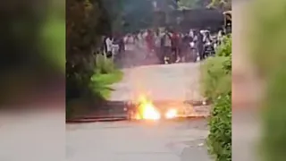 नवाबगढ़ में सड़क पर गिरी 33 केवी बिजली लाइन से उठती चिंगारी। वीडियो ग्रैब