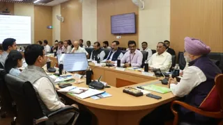 दिल्ली विकास प्राधिकरण की एडवाइजरी काउंसिल की बैठक के दौरान एलजी टीएस संधू। फोटो: एक्स