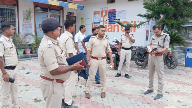 मधुबनी में पेट्रोल पंप पर पिस्तौल दिखाकर लूटने की कोशिश नाकाम, लोगों ने की 2 बदमाशों की जमकर धुनाई
