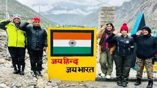 16,580 फीट ऊंचे शिंकुन ला दर्रे पर पहुंचने पर सेना की अफसर। सौ. सेना
