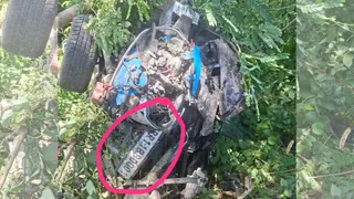 हादसे के बाद क्षतिग्रस्त कार।