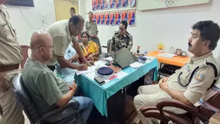 निरसा थाने में सांसद ढुलू महतो के खिलाफ शिकायत दर्ज कराते विधायक अरूप चटर्जी। (फोटो जागरण)