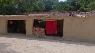 प्रतापगढ़ के बाबूपुर नरियावां गांव स्थित राम मंदिर चढ़ावा चोरी के आरोपित अविनाश शुक्ला का पुराना कच्चा घर। जागरण