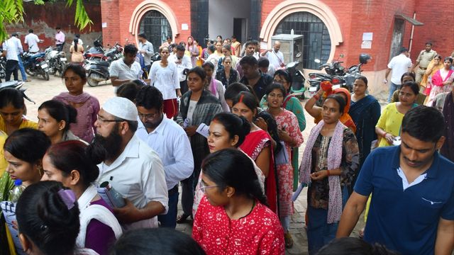 मम्मी अयोध्या, पापा लखीमपुर और बिटिया ने बाराबंकी में दी UP TET परीक्षा, गणित के सवालों में उलझे अभ्यर्थी