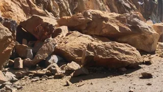 तवाघाट के पास दरकी चट्टान। जागरण