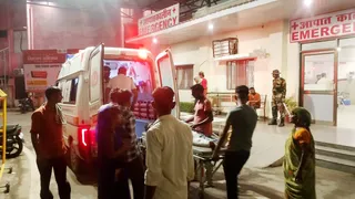 पीलीभीत जिला अस्पताल में घायल को लेकर पहुंची एंबुलेंस लगी भीड़। जागरण