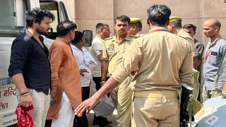 काशी विश्वनाथ मंदिर में गोली चलने से तीन घायल, सुरक्षा में बड़ी लापरवाही उजागर।