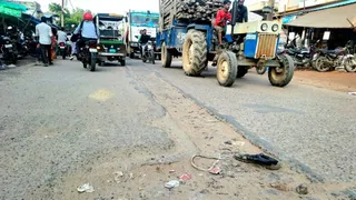 अलीगढ़-मथुरा रोड पर इगलास कस्बा से गुजरते वाहन। जागरण