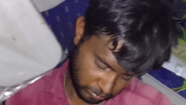 नोवामुंडी में सड़क हादसा: पेड़ से टकराया गिट्टी लदा ट्रेलर, 2 घंटे तक फंसा रहा ड्राइवर
