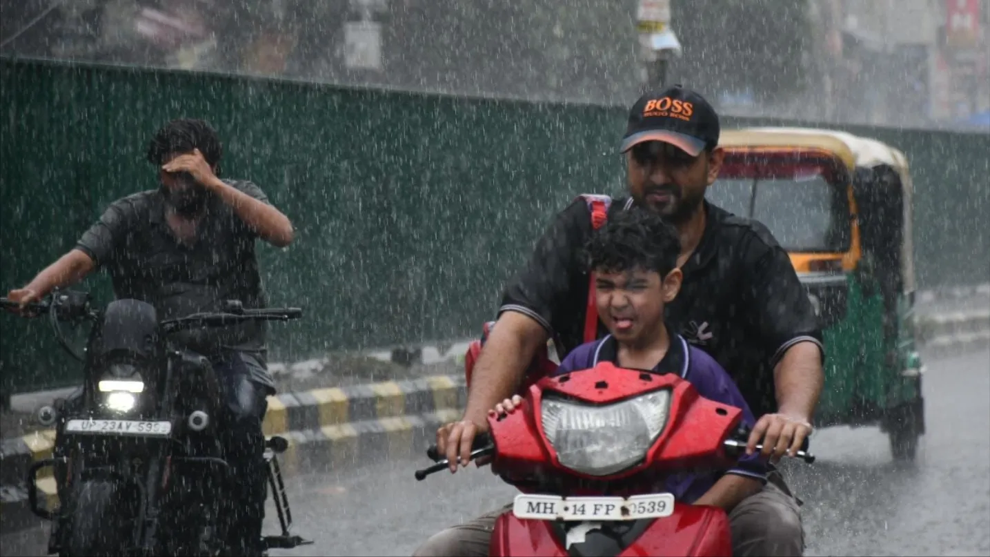 दिल्ली में बारिश से मौसम सुहाना, IMD ने हरियाणा और पश्चिमी यूपी के लिए जारी किया आंधी-बारिश का अलर्ट