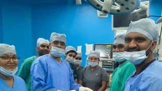 राजर्षि दशरथ मेडिकल कालेज में महिला का आपरेशन करते डा. प्रदीप सिंह(बाएं से दूसरे) व अन्य
