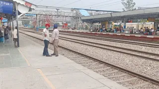 फतेहगढ़ साहिब रेलवे स्टेशन पर यात्री ट्रेनों का इंतजार करते हुए।