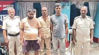 पुलिस गिरफ्त में अवैध वसूली के आरोपित। जागरण