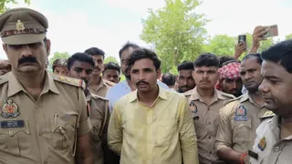 खानपुर: सड़क जाम कर रहे ग्रामीणों से मिलने जाते एसडीएम, तहसीलदार, सीओ सैदपुर।