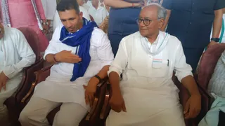 दतिया में आयोजित सम्मेलन में साथ में बैठे कांग्रेस प्रदेशाध्यक्ष जीतू पटवारी व पूर्व सीएम दिग्विजय सिंह।