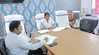 भंडरा स्थित प्रखंड कार्यालय में कर्मचारियों से बातचीत करतीं प्रखंड विकास पदाधिकारी।