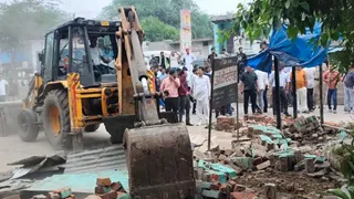 लोनी में अवैध निर्माण को तोड़ती प्रशासन की टीम। जागरण