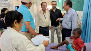 खासमहल सदर अस्पताल में वार्ड का निरीक्षण करते सिविल सर्जल डॉ. साहिर पाल।