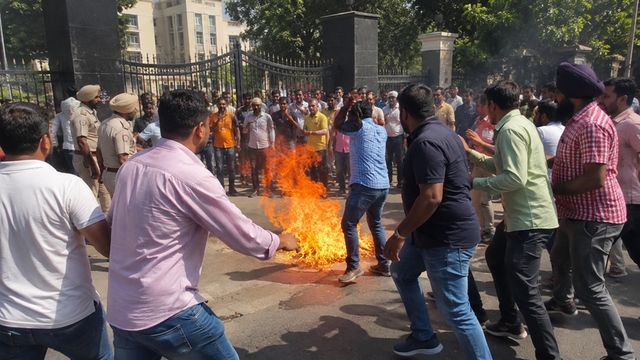 मालेरकोटला में डीसी कार्यालय के बाहर आग लगाने वाले व्यक्ति की मौत, संपत्ति विवाद की आशंका; जांच शुरू
