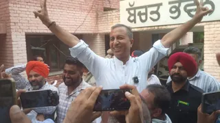 जीत के बाद खुशी मनाते हुए नए अध्यक्ष।