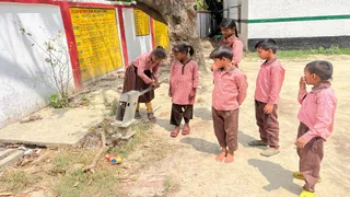 भदोही के मतेथू स्कूल में दो साल से पानी का संकट, मिट्टी में दबा हैंडपंप बना मुसीबत।