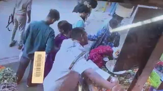 काशी विश्वनाथ मंदिर परिसर में फायरिंग, तीन लोग घायल; ज्ञानवापी ड्यूटी पर तैनात PAC जवान पर आरोप.. काशी विश्वनाथ मंदिर परिसर में फायरिंग, तीन लोग घायल; ज्ञानवापी ड्यूटी पर तैनात PAC जवान पर आरोप..