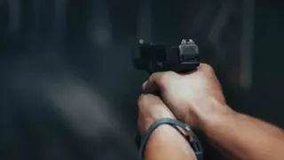 बंदूक से फायर (प्रतीकात्मक चित्र)