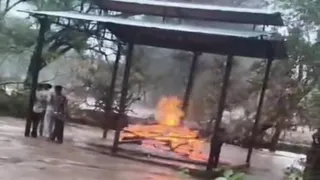 धार में जलती चिता तक पहुंचा बाढ़ का पानी (वीडियो ग्रैब)