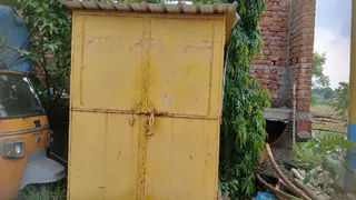 पेट्रोल पंप के समीप बंद पडा प्रदूषण जांच केन्द्र।