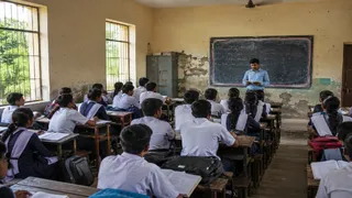शिक्षक की कमी से 2600 छात्रों की पढ़ाई प्रभावित। एआई जेनरेटेड इमेज