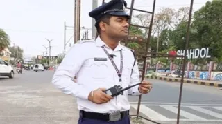 शहडोल जिले में ड्यूटी पर तैनात प्रधान आरक्षक विवेकानंद तिवारी। (सौजन्य- इंटरनेट मीडिया)