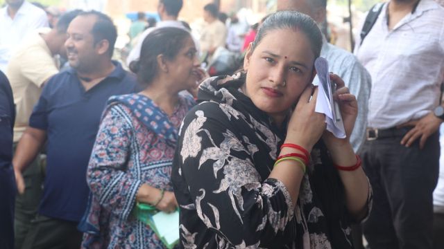 UP TET परीक्षा में सख्ती: बालों के जूड़े खुलवाए, आभूषण उतरवाए; हाथरस में 733 अभ्यर्थी गैरहाजिर
