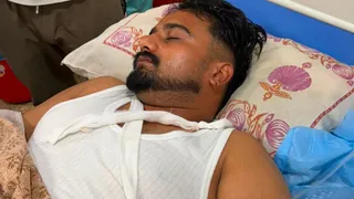 फायरिंग के बाद घायल युवक।