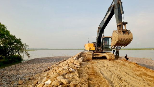 नाम सुरक्षा का, काम करोड़ों के मिट्टी खेल का... और बाढ़ के मुहाने पर खादर
