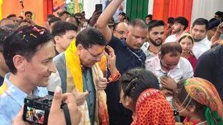 टनकपुर टीआरसी में मंगल टीका लगाकर मुख्यमंत्री का स्वागत करती बालिकाएं. Jagran