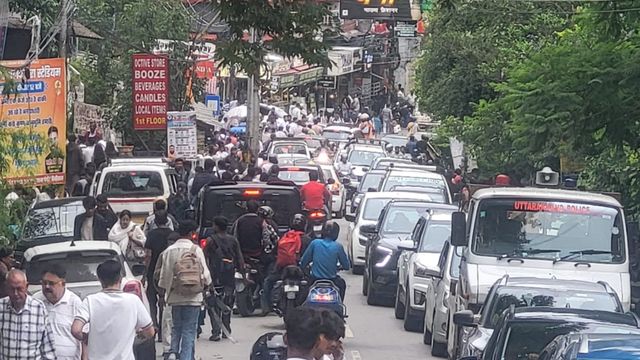 Nainital में वीकेंड पर बढ़ी पर्यटकों की आमद, चरमराया ट्रैफिक मैनेजमेंट; लंबा जाम
