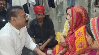 भरत तिवारी की मां की व्यथा सुनते मंत्री डॉ. अशोक चौधरी।